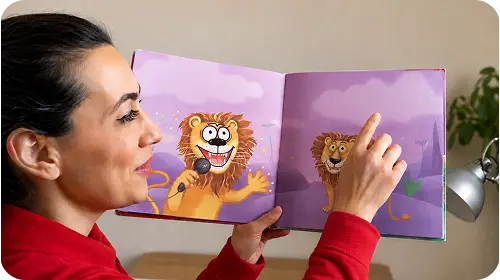 Преподаватель показывает детскую книгу