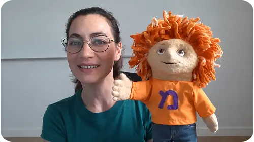 Преподаватель с куклой для урока иврита
